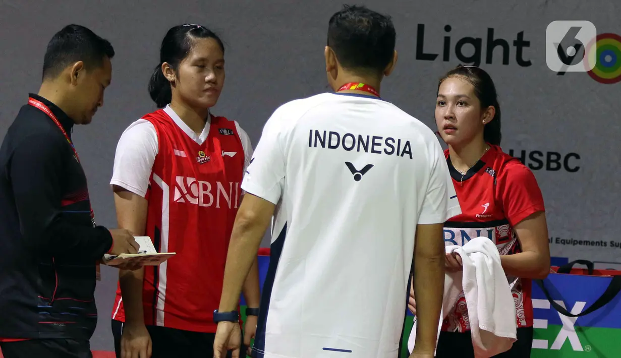 Pebulu tangkis ganda putri Indonesia Lanny Tia Mayasari/Ribka Sugiarto berdiskusi saat istirahat bertanding melawan ganda putri India Tanisha Crasto/Ashwini pada babak 16 besar Daihatsu Indonesia Masters 2023 di Istora Senayan, Jakarta, Kamis (26/1/2023). Pasangan Lanny/Ribka terhenti di babak 16 besar Indonesia Masters 2023 dengan skor 19-21, 21-18, dan 23-21. (Liputan6.com/Herman Zakharia)