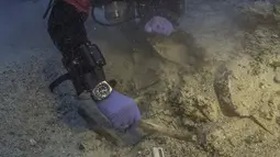 Arkeolog saat menemukan kerangka manusia di perarian dekat Pulau Antikythera, Yunani, pada 6 September 2016. Kerangka manusia ini terkubur sekitar 165 kaki di bawah permukaan laut. (Greek Ministry of Culture/Reuters)
