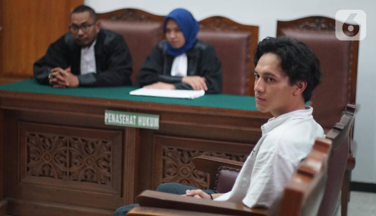 Aktor Jefri Nichol mengikuti sidang lanjutan dengan agenda pembacaan tuntutan di Pengadilan Negeri Jakarta Selatan, Senin (21/10/2019).  Jefri Nichol dituntut 10 bulan penjara serta direkomendasikan untuk menjalani rehabilitasi rawat jalan. (Liputan6.com/Immanuel Antonius)