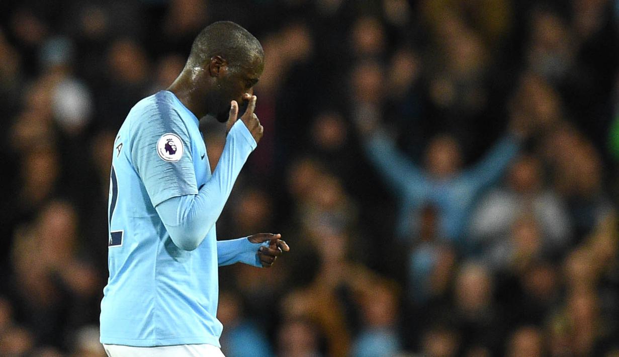Gelandang Manchester City, Yaya Toure, meninggalkan lapangan saat melawan Brighton and Hove Albion pada Premier League di Stadion Etihad, Rabu (9/5/2018). Laga tersebut menjadi perpisahan sang pemain bersama The Citizens. (AFP/Oli Scarff)