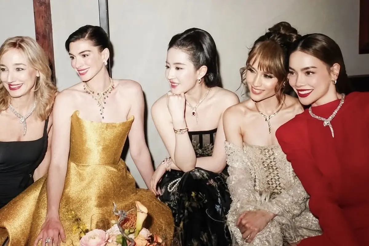 Pesona Glamor Cinta Laura Hadir di Exhibition Bvlgari Shanghai