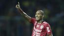 Bek Bali United, Leonard Tupamahu, melakukan protes saat melawan Bhayangkara FC pada laga Piala Presiden 2019 di Stadion Patriot, Bekasi, Kamis (14/3). Bhayangkara menang 4-1 atas Bali. (Bola.com/Yoppy Renato)
