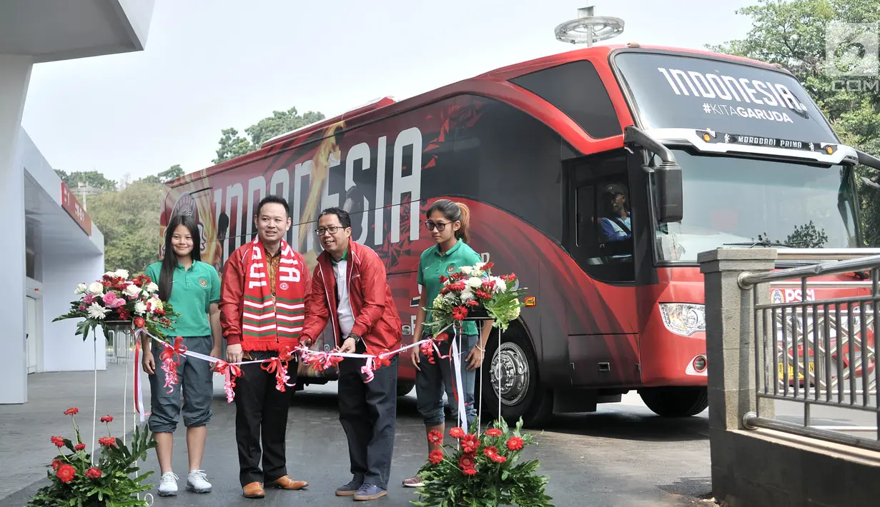 Plt Ketum PSSI Joko Driyono (dua kanan) didampingi perwakilan Supersoccer Martin Sofian serta dua pemain Timnas Putri Indonesia Dhanielle Daphne dan Zahra Muzdalifah saat peluncuran bus baru Timnas Indonesia, Jakarta, Minggu (22/7). (Merdeka.com/Iqbal)