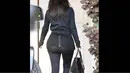 Kim Kardashian tetap tidak lupa memperlihatkan lekukan tubuhnya, yang dinilai seksi dan berisi, Amerika Serikat, (18/9/14). (Dailymail)