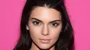 "Jika Kendall Jenner bisa menjadi model termahal dengan jerawat yang terlihat serta bekas jerawat, kamu bisa berhenti khawatir mengenai hal itu," tulis akun Twitter @gonenoema. (Teen Vogue)