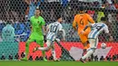 Pada babak kedua, tepatnya menit ke-73 Argentina sukses menggandakan keunggulan menjadi 2-0 lewat gol Lionel Messi. Gol dicetak lewat eksekusi penalti usai Marcos Acuna dilanggar Denzel Dumfries di dalam kotak penalti. (AFP/Alberto Pizzoli)