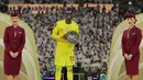 Kiper Qatar, Meshaal Barsham berpose sambil mengenakan kacamata saat dianugerahi pengharagaan penjaga gawang terbaik Piala Asia 2023 di Lusail Stadium, Doha, Qatar, Sabtu (10/02/2024). (AFP/Giuseppe Cacace)