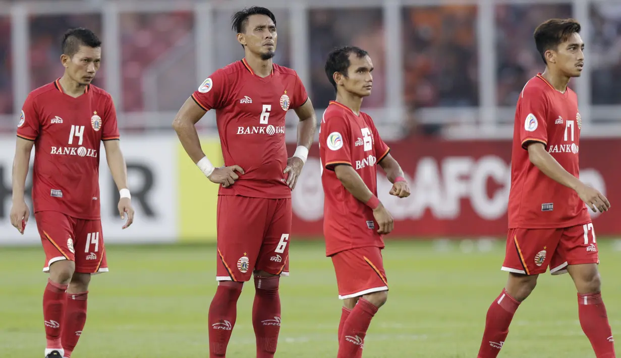 Pemain Persija Jakarta tampak kecewa usai dikalahkan Ceres-Negros pada laga Piala AFC 2019 di SUGBK, Jakarta, Selasa (23/4). Persija takluk 2-3 dari Ceres-Negros. (Bola.com/M Iqbal Ichsan)