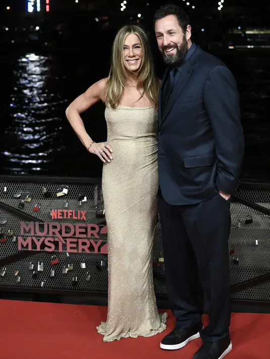 Film ini merupakan film ketiga bagi kedua sahabat lama ini. Sandler dan Aniston pertama kali membintangi Just Go with it pada tahun 2011. Mereka bersatu kembali untuk Murder Mystery pertama, yang dirilis pada tahun 2019. (Photo by STEPHANE DE SAKUTIN / AFP)