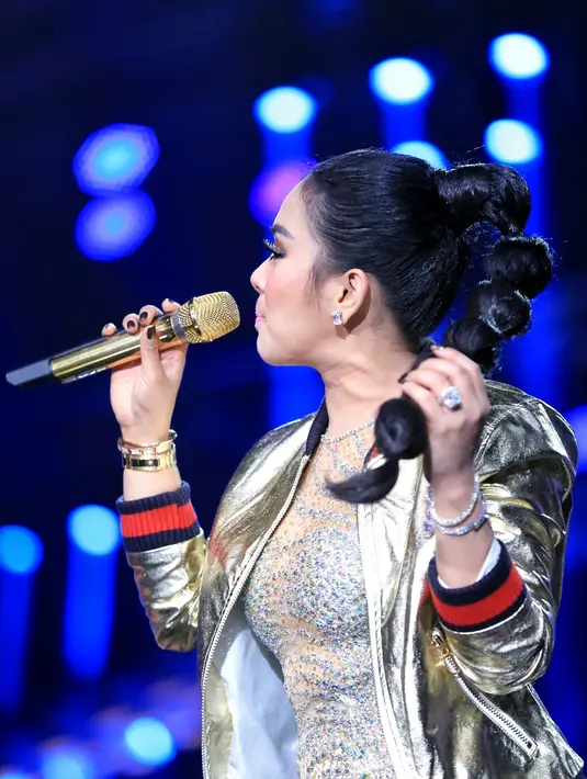 "Tidak pernah merasa takut. Insiden aku kena besi di baju berdarah-darah juga pernah. Ya ingin suguhkan yang terbaik, supaya tiap penampilan berbeda-beda. Jadi setiap risiko itu nggak masalah," kata Syahrini. (Adrian Putra/Bintang.com)