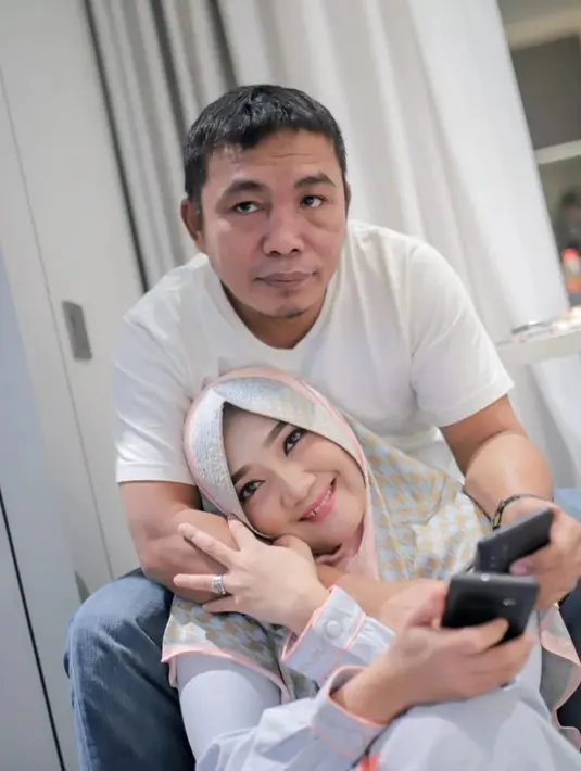 Selama jarang tampil, ia mengaku sibuk mengurus suami dan anaknya. Seperti diketahui, anak dari pernikahan pertama bernama Ali dan kini berusia 4 tahun, dan kemudian anak kedua perempuan dari suami yang sekarang berusia 1 bulan. [Instagram/junaedi_ohoitenan]