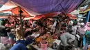 Warga mulai memadati pasar tradisional Pasar Minggu, Jakarta, Senin (4/7). Warga menyerbu pasar tradisional untuk mencari kebutuhan Hari Raya Idul Fitri. (Liputan6.com/Yoppy Renato)