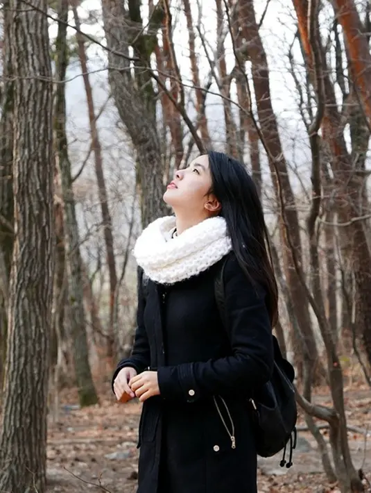 Rupanya, Chilla Kiana juga memiliki hobi travelling. Begini momen dirinya saat berlibur ke Korea. Ia tampil dengan busana tebal berwarna hitam. Menambahkan syal berwarna putih, membuat penampilannya makin stylish.(Liputan6.com/IG/@chillakiana)