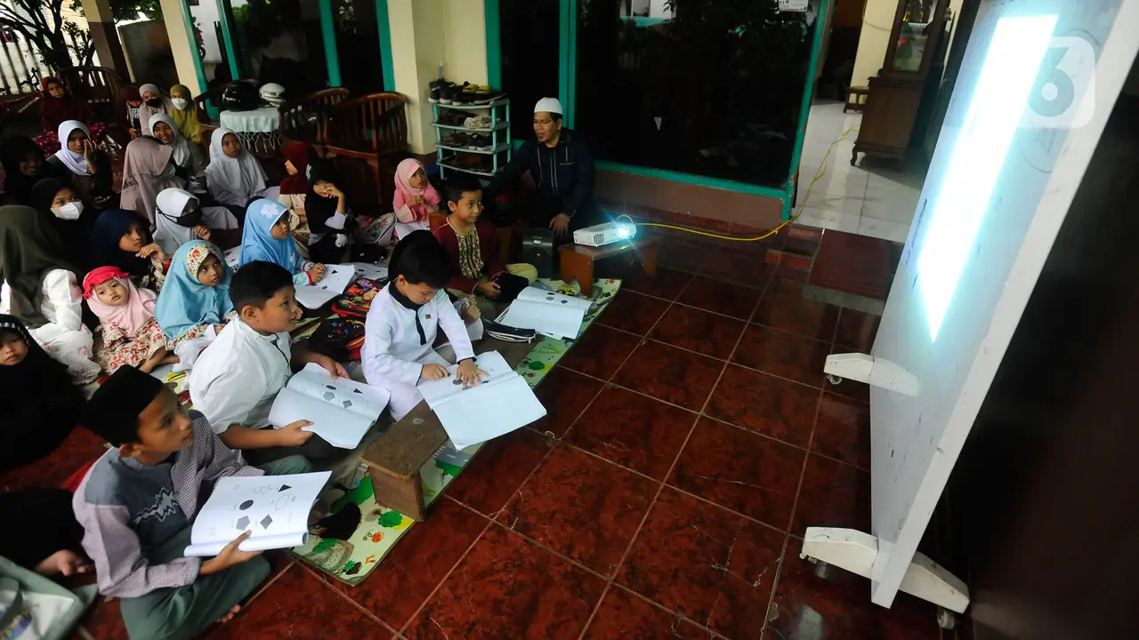 Isi Ramadhan, Anak-Anak Belajar Mengaji dan Bahasa Arab di Teras Rumah Warga