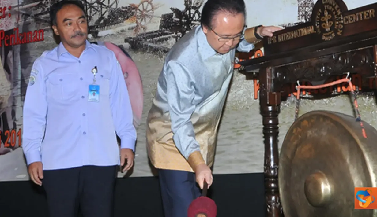 Citizen6, Bogor: MKP Sharif C Sutardjo didampingi Dirjen Perikanan Budidaya Slamet Subiyakto memukul gong sebagai tanda dibukanya Forum udang Nasional di Kota Bogor, Kamis (24/5). (Pengirim: Efrimal Bahri)