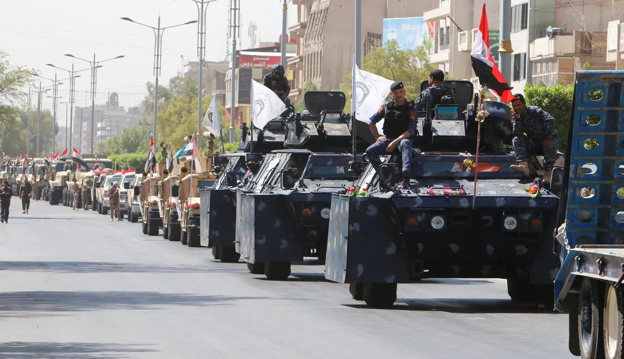 Kendaraan tempur milik Irak saat parade militer keliling Kota Baghdad, Irak, Selasa (12/7). Irak memamerkan kekuatan peralatan tempur unggulannya sebagai langkah lanjutan menggempur ISIS. (REUTERS/Khalid al Mousily)