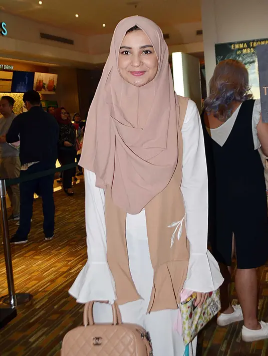 Si cantik Shireen Sungkar, juga senang dengan yang film bertajuk Beauty and The  Beast. Ia bercerita telah menonton film ini sedari kecil. Si cantik sangat merekomendasikan film yang diadaptasi dari film Disney. (Deki Prayoga/Bintang.com)