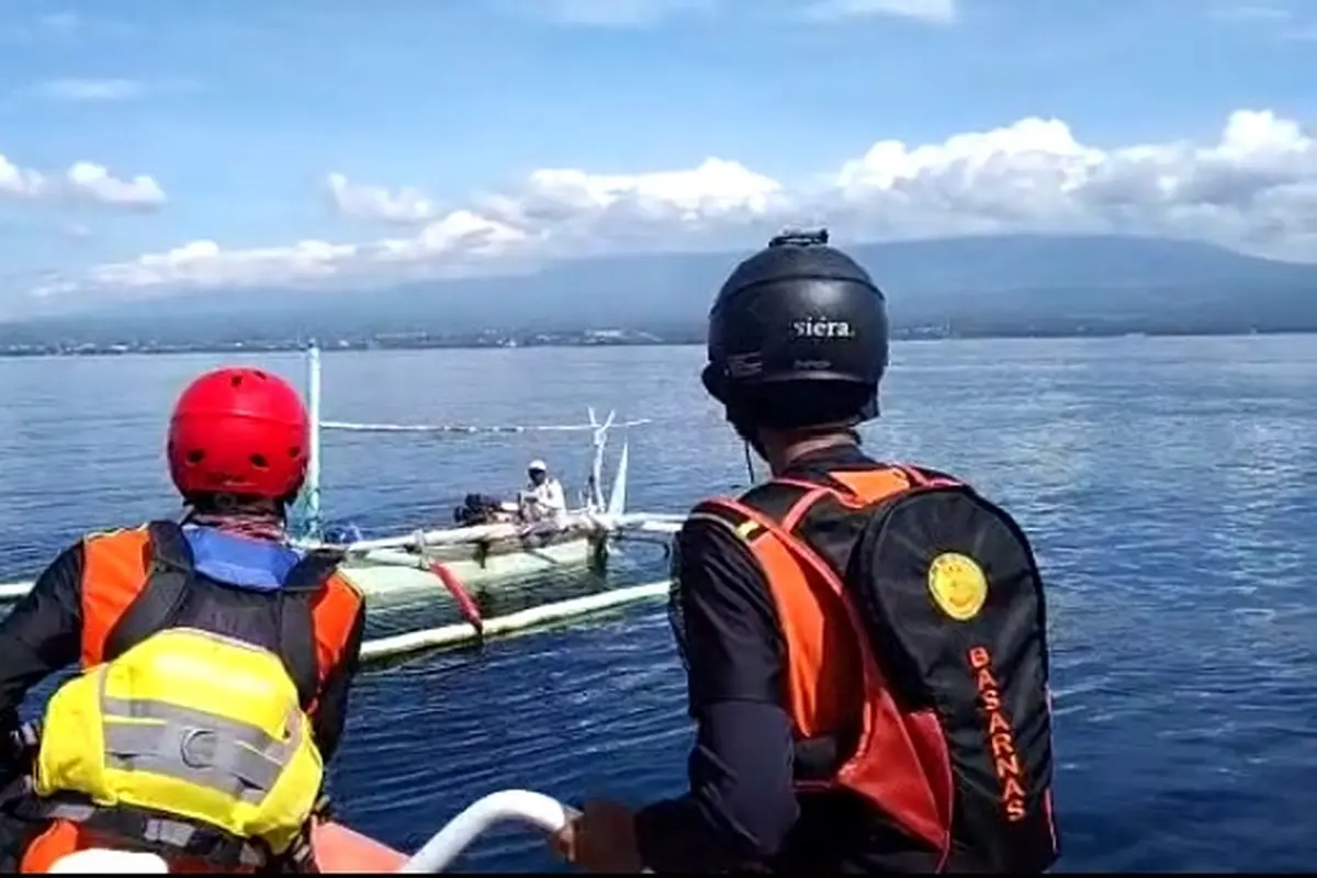 Proses pencarian korban lompat dari kapal di wilayah laut Selat Bali (Istimewa)
