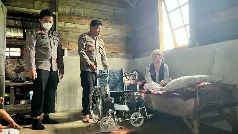 Penyerahan bantuan kursi roda kepada remaja patah tulang karena kecelakaan lalu lintas di Pekanbaru.