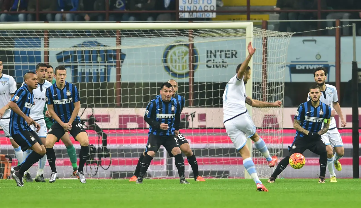 Bek Lazio, Antonio Candreva (ketiga kanan) melepaskan tembakan ke arah kegawang Inter Milan pada lanjutan liga Italia di Stadion San Siro, Italia (20/12). Lazio menang atas Inter Milan dengan skor 2-1. (AFP/GIUSEPPE CACACE)