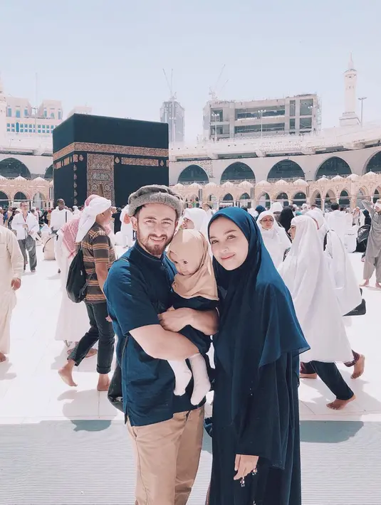 Tidak hanya kompak dalam kegiatan sehari-hari. Ketika sedang beribadah ke tanah suci pun mereka juga kerap menggunakan pakaian yang senada. (Liputan6.com/IG/@defarhad)