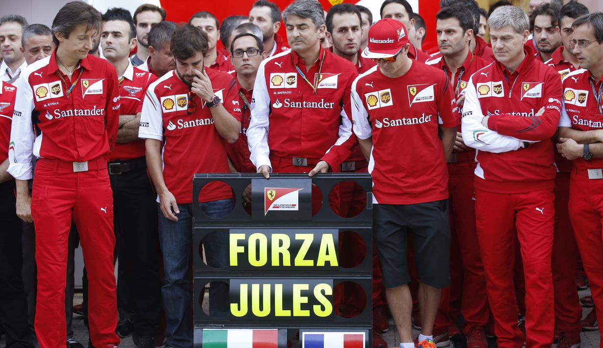 Tim Ferrari berdoa bersama untuk Jules Bianchi di Sirkuit Sochi Autodrom, Rusia. (12/10/2014). (AP Photo/Luca Bruno)