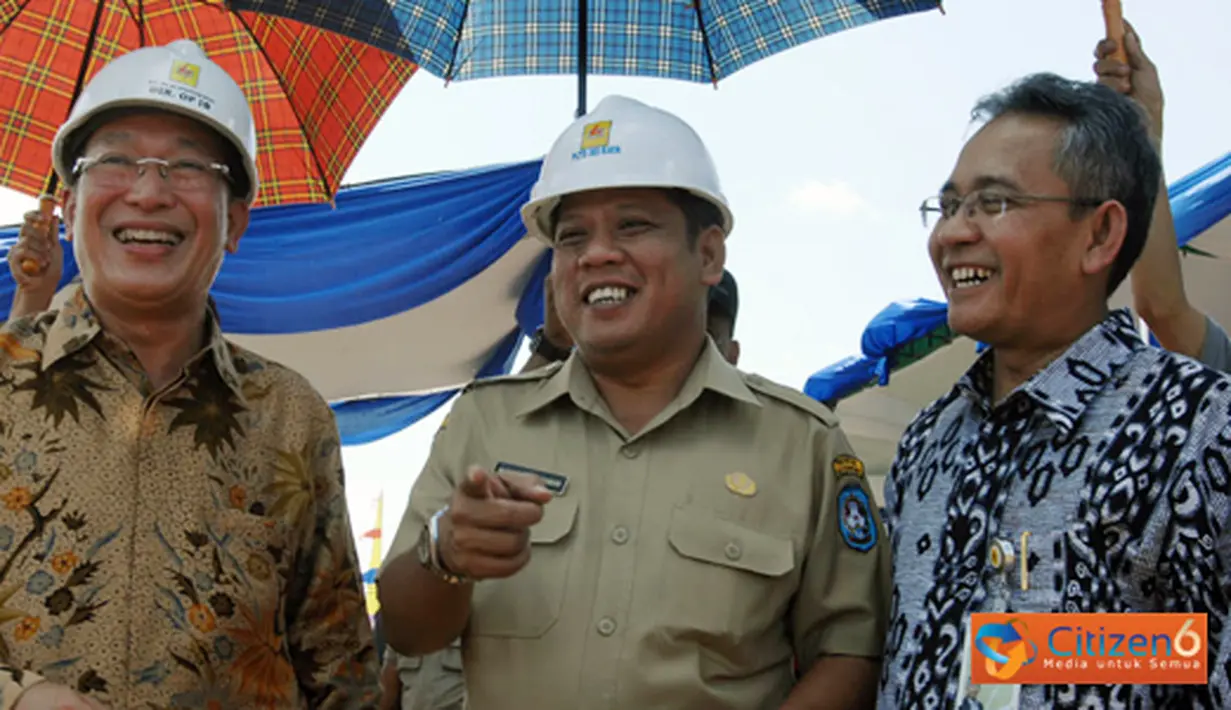 Citizen6, Pontianak: Direktur Operasi Indonesia Barat PLN, Moch. Harry Jaya Pahlawan, Bupati Kubu Raya, Muda Mahendrawan, dan GM PLN Wilayah Kalbar, Bambang Budiarto berbincang usai peletakan batu pembangunan PLTGB, Rabu (27/7). (Pengitim: Agus Trimukti)