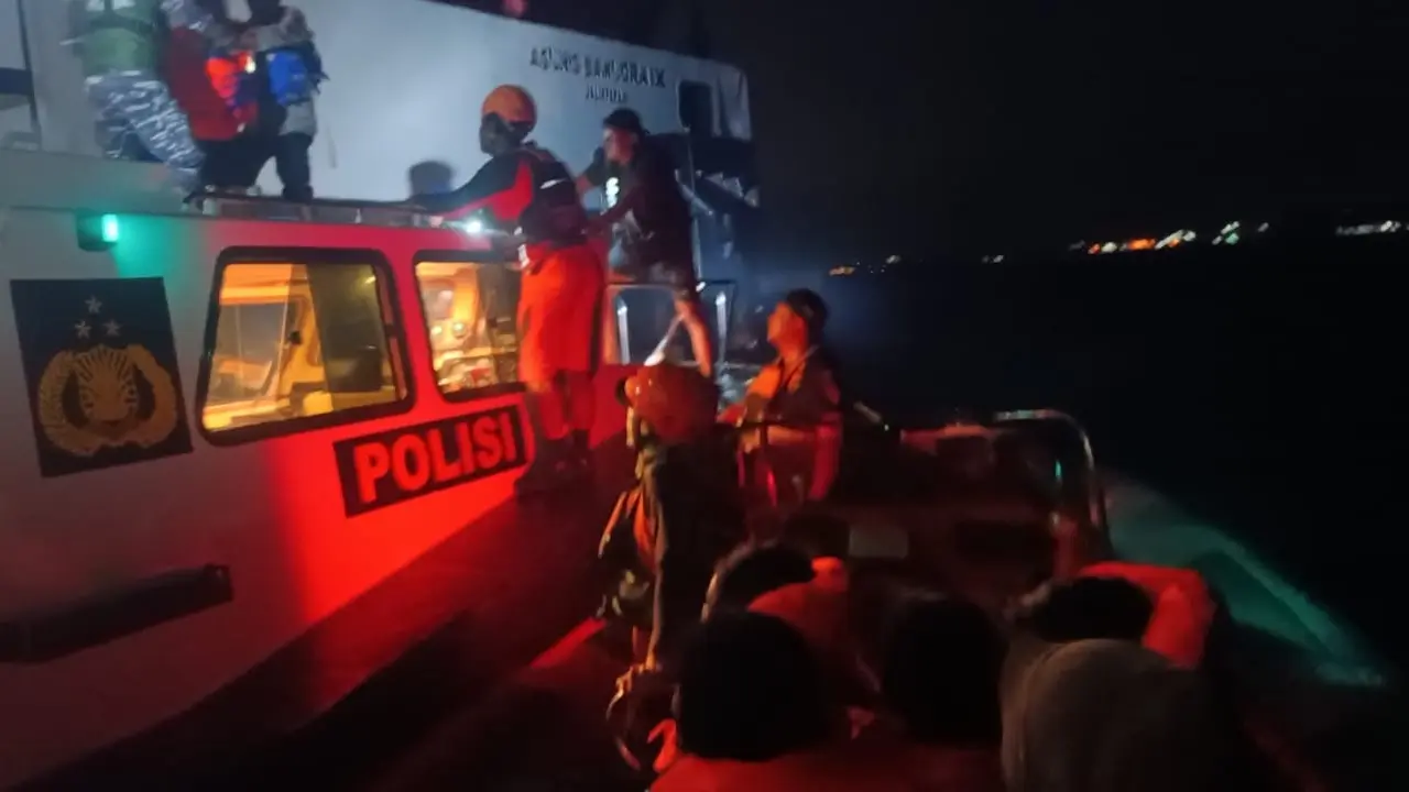Tim SAR Gabungan evakuasi penumpang KMP Agung Samudra 9 yang kandas di perairan Gilimanuk Bali (Istimewa)