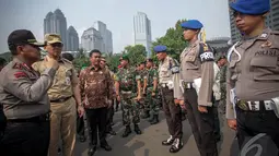 Ahok bersama Kapolda Metro Jaya Inspektur Jenderal Unggung Cahyono memeriksa kesiapan personil saat apel kesiapan pengamanan pelantikan Presiden, Jakarta, Kamis (16/10/2014) (Liputan6.com/Faizal Fanani)
