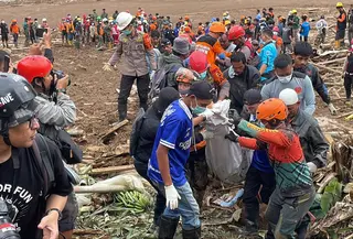 Tim SAR gabungan melakukan operasi pencarian korban bencana longsor di Kecamatan Cisarua, Kabupaten Bandung Barat. (Dok. Kantor SAR Bandung)