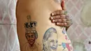 Guinness Rishi menunjukan tato bergambar seorang ratu di tubuhnya di New Delhi, India (20/5). Guinness Rishi merupakan pemegang rekor dunia yang paling banyak menato bendera negara dari seluruh dunia. (REUTERS/Cathal McNaughton)