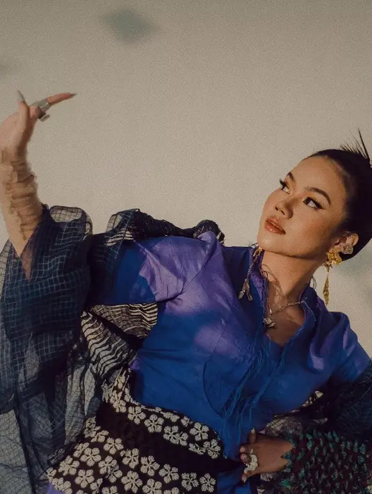 "Pernah banget, apalagi di album Merakit aku pernah di tahun-tahun dulu ketemu beberapa orang yang terlihat terpercaya banget, ternyata jadi toxic hingga membawa aku ke titik terendah dan berpengaruh ke kesehatan mentalku, berpengaruh ke kesehatan fisik," kata Yura Yunita. (Instagram/yurayunita)