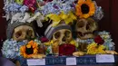 Tengkorak manusia yang telah dihias dipajang di Pemakaman Umum selama festival tahunan "Natitas",  di La Paz, Bolivia, Rabu, 8 November 2023. (AP Photo/Juan Karita)