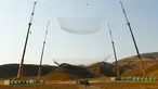 Skydiver, Luke Aikins bersiap mendarat di sebuah jaring raksasa setelah terjun bebas dari pesawat di atas ketinggian 25.000 kaki tanpa menggunakan parasut dan wingsuit, di Simi Valley, California, Sabtu (30/7). (Mark Davis/Getty Images for Stride Gum/AFP)