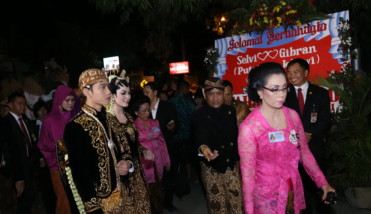 Gibran dan Selvi mendapat perhatian para tamu undangan. (Galih W. Satria/bintang.com)