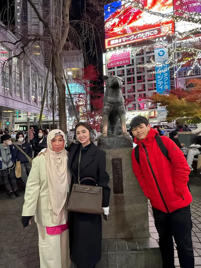 Potret Dewi Perssik Liburan ke Jepang Bareng Keluarga (credit: instagram/dewiperssik9).