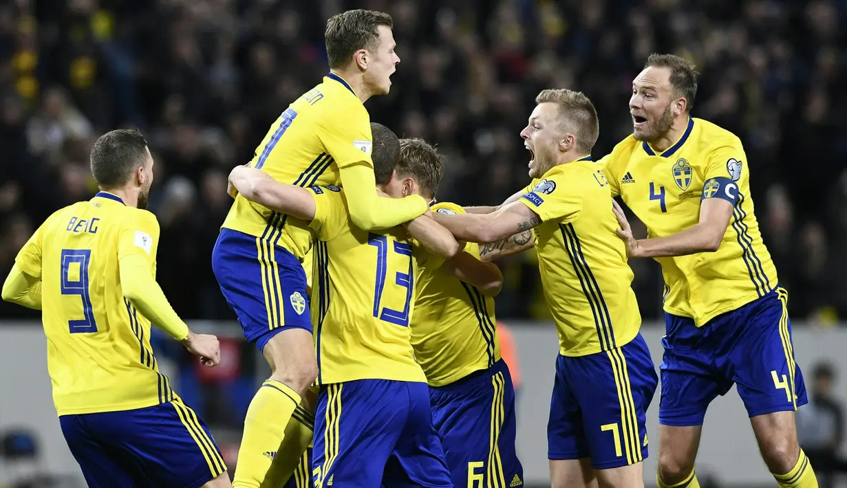 Para pemain Swedia merayakan gol yang dicetak Jakob Johansson ke gawang Italia pada laga Kualifikasi Piala Dunia 2018 di Stadion Friends Arena, Solna, Jumat (10/11/2017). Swedia menang 1-0 atas Italia. (AFP/Jonathan Nackstrand)