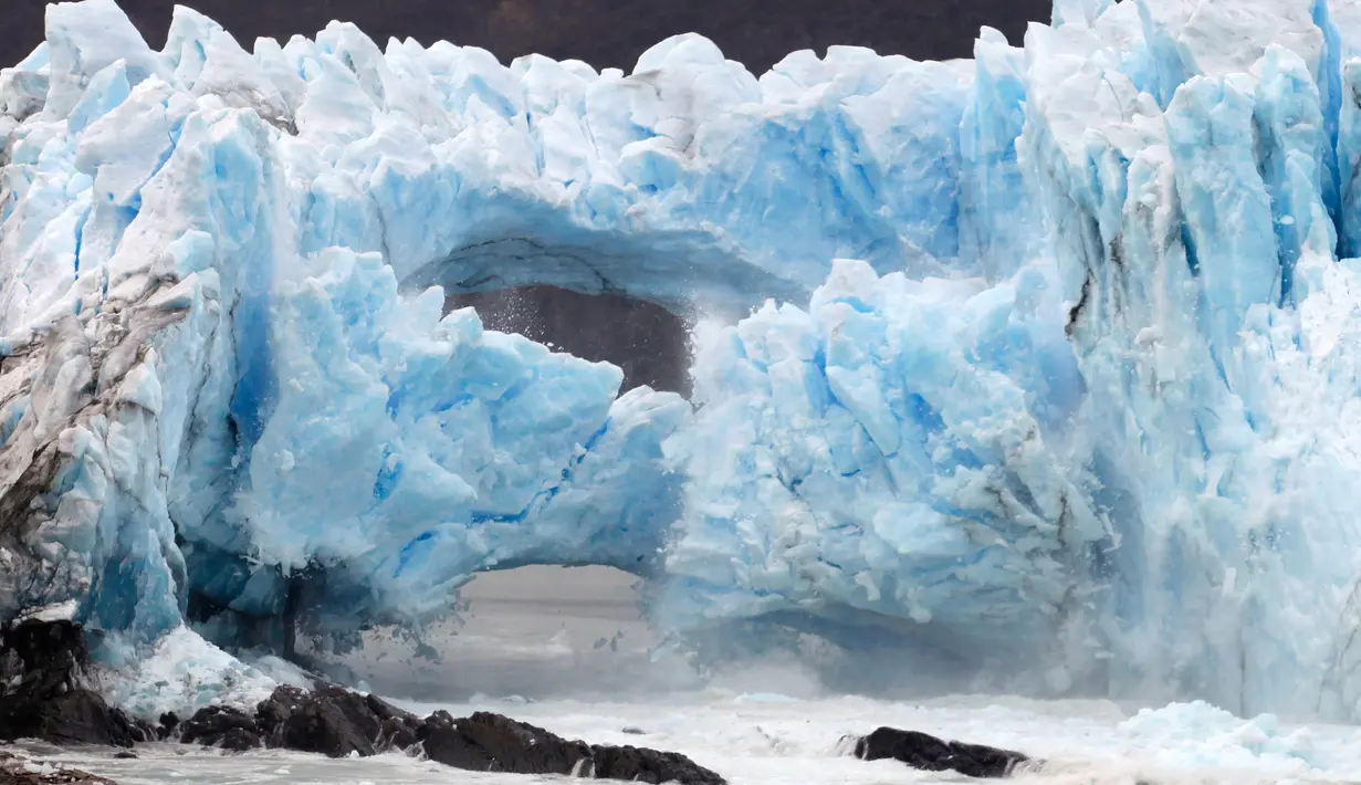 Bongkahan es yang runtuh dari Perito Moreno Glacier di Taman Nasional Los Glaciares, Argentina, Kamis (10/3). Formasi es seluas 250 km persegi & panjang 30 km ini merupakan satu dari 48 gletser yang terbentuk dari pegunungan Andes (AFP PHOTO/Walter Diaz)