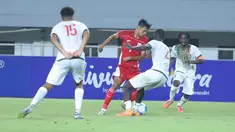 Pemain Timnas Indonesia U-22, Dony Tri Pamungkas, berusaha melewati pemain Mali U-22 pada laga uji coba di Stadion Pakansari, Kabupaten Bogor, Sabtu (15/11/2025). (Bola.com/M Iqbal Ichsan)