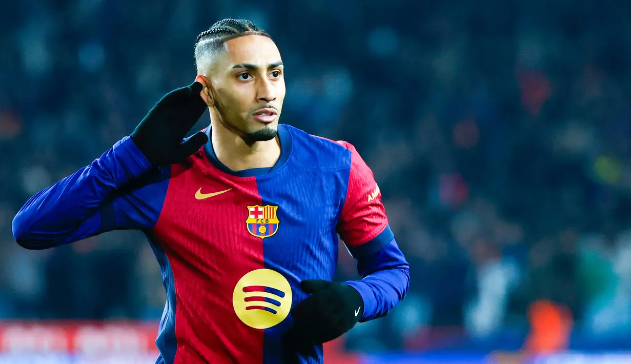 Pemain Barcelona, Raphinha, melakukan selebrasi setelah mencetak gol ke gawang Real Betis pada laga babak 16 besar Copa del Rey 2024/2025 yang dihelat di Estadi Olimpic Lluis Companys, Kamis (16/1/2025) dini hari WIB. (AP Photo/Joan Monfort)