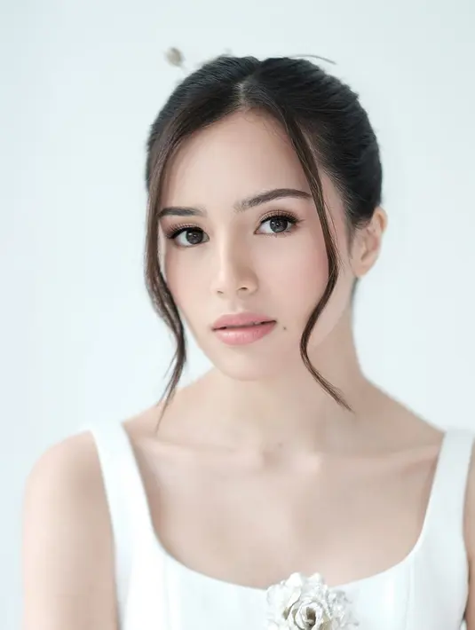 Makeup flawless Beby Tsabina ditutup dengan lipstik pink nude yang terlihat cantik. [@bebytsabina]