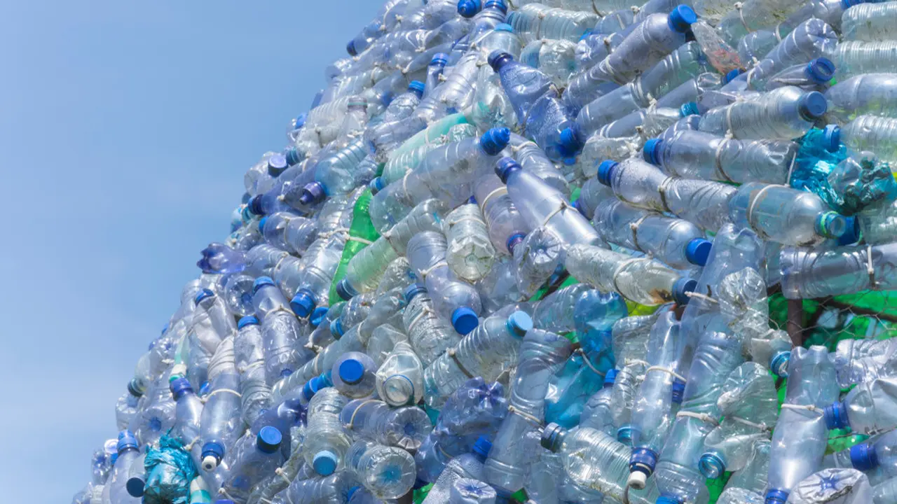 Ilustrasi sampah botol plastik
