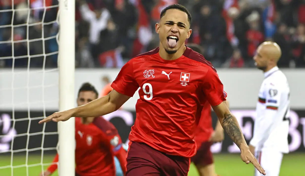 Pemain Swiss Noah Okafor merayakan golnya ke gawang Bulgaria pada pertandingan sepak bola kualifikasi Piala Dunia 2022 di Stadion Swissporarena, Lucerne, Swiss, 15 November 2021. Swiss menang 4-0. (Alessandro della Valle/Keystone via AP)
