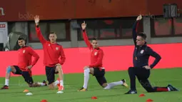 Para pemain Serbia melakukan pemanasan saat latihan di Stadion Ernst Happel, Wina, Kamis (5/10/2017). Serbia akan menghadapi Austria pada laga kualifikasi Piala Dunia 2018. (Bola.com/Reza Khomaini)