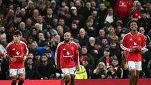 Gelandang Manchester United, Bryan Mbeumo, merayakan gol pembuka yang dicetaknya saat menghadapi Tottenham Hotspur pada pertandingan Liga Inggris di Stadion Old Trafford, Manchester, Sabtu (10/10/2026). (Paul Ellis / AFP)