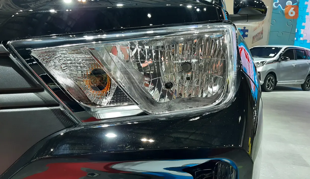 Lampu yang digunakan Ayla tipe X masih mengandalkan desain dan teknologi yang sangat konvensional. Bohlam halogen multi-reflector dengan sinar kuning hadir untuk lampu utama, lampu kota, dan lampu sein hadir untuk menjadi penerang di malam hari.