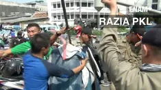 Satpol Polisi Pamong Praja Wilayah Jakarta Pusat giat melakukan penertiban PKL di Kawasan Tanah Abang Meski demikian para PKL masih saja membandel