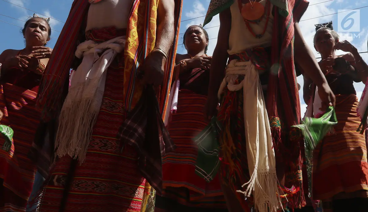 Sejumlah wanita menghadiri upacara penyambutan peresmian bantuan bedah rumah di Desa Oebelo, NTT, Selasa (14/8). Upacara penyambutan bertema persaudaraan, persatuan, kebersamaan dan rasa kekeluargaan yang sangat mendalam. (Liputan6.com/Johan Tallo)