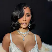 Gaya Rambut  Kim Kardashian Trending di TikTok. [@kimkardashian]
