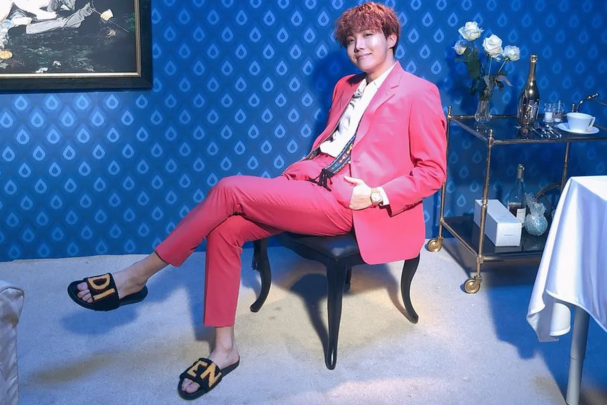 [Bintang] Daydream Vs Airplane, Mana MV J-Hope Favoritmu?